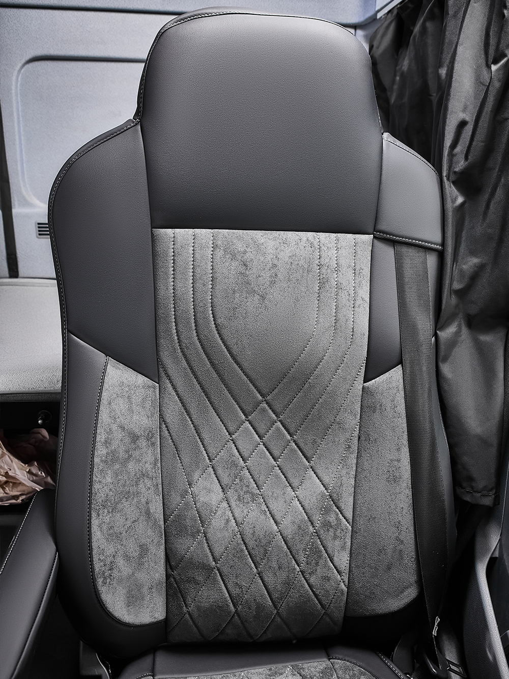 Чехлы Люкс КамАз 5490 K4 с 2014 года (экокожа, черный, серая вставка)