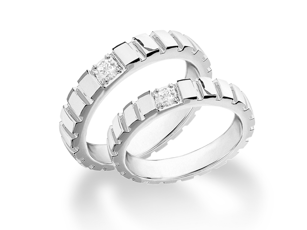 Обручальное кольцо с бриллиантом