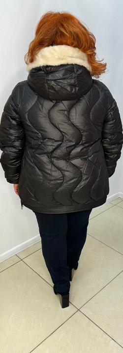 Черная куртка со светлой отделкой искусственным мехом