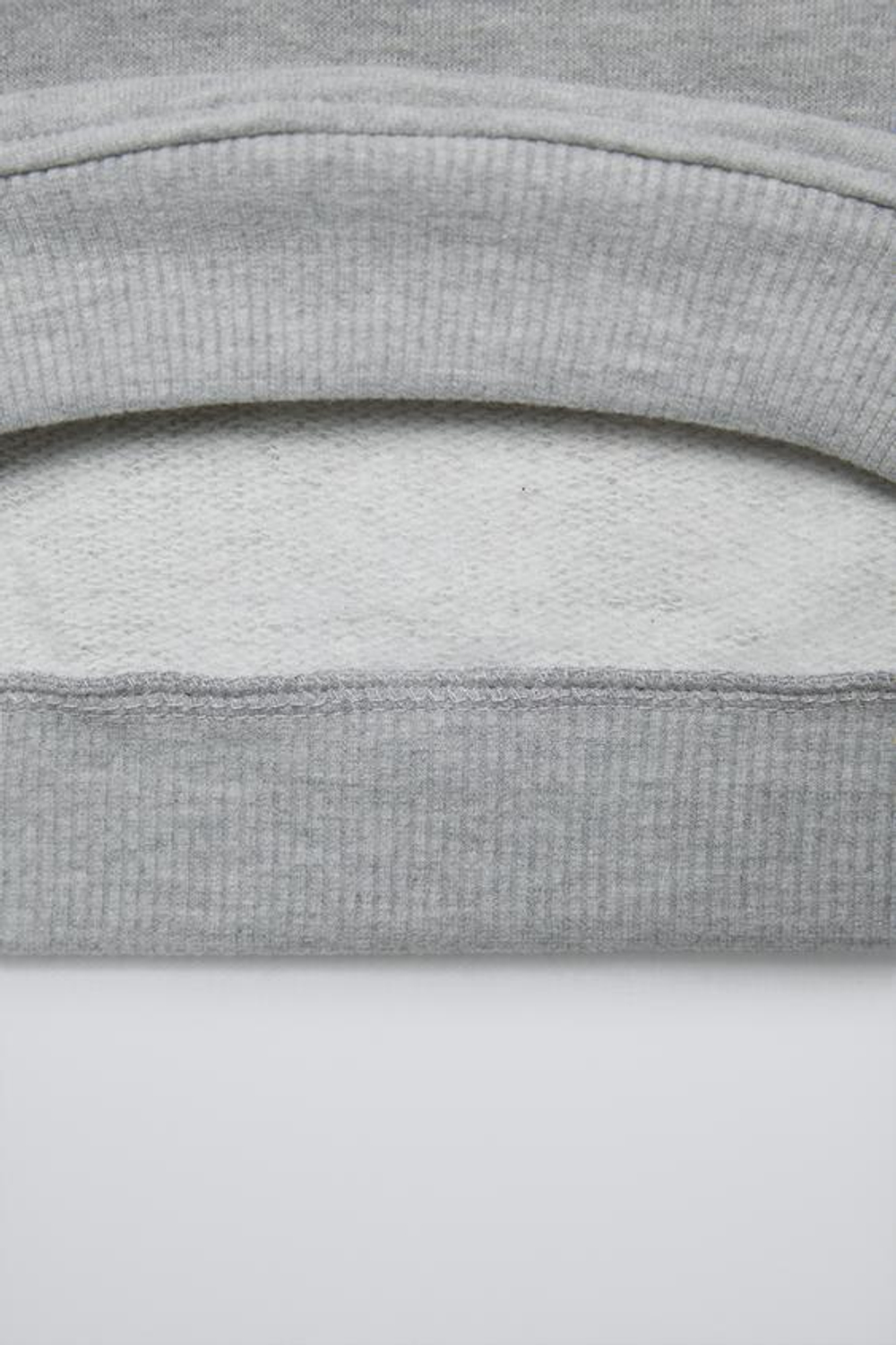 ZARA ХУДИ С РЕЛЬЕФНОЙ НАДПИСЬЮ, СЕРЫЙ С МЕЛАНЖЕВЫМ ЭФФЕКТОМ