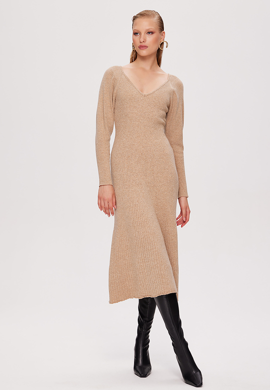 Платье трикотажное с глубоким вырезом