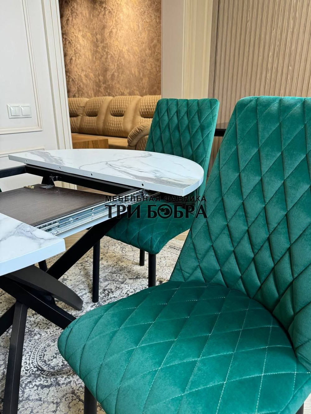 Круглый раздвижной стол "Лофт", итальянский мрамор и стулья "Бентли" изумруд