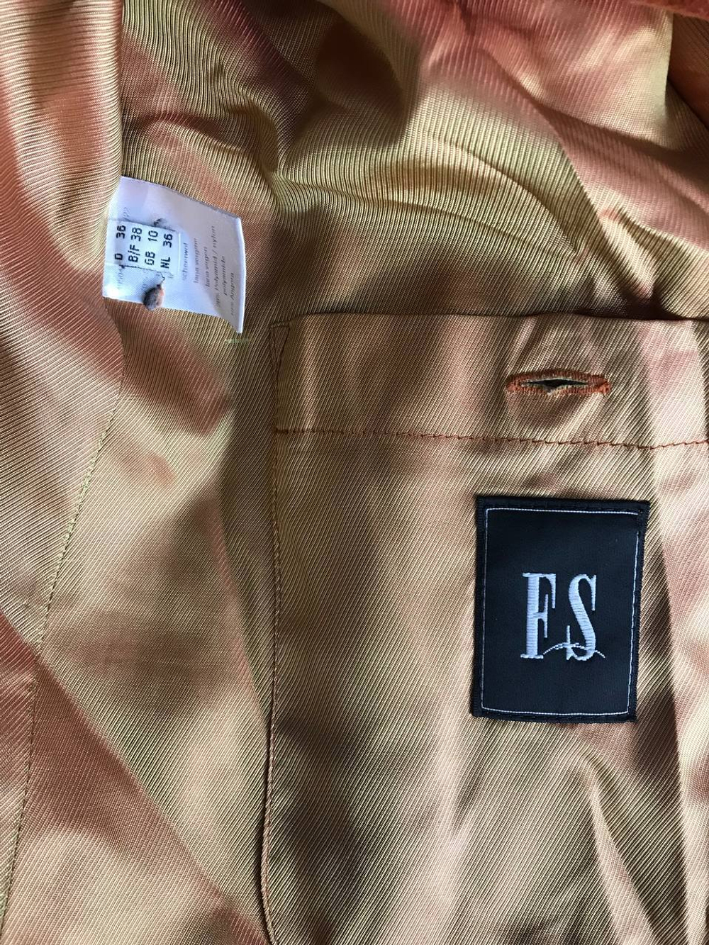 Куртка яркого цвета из шерсти, маркировка 36, визуально на 42/44 размер