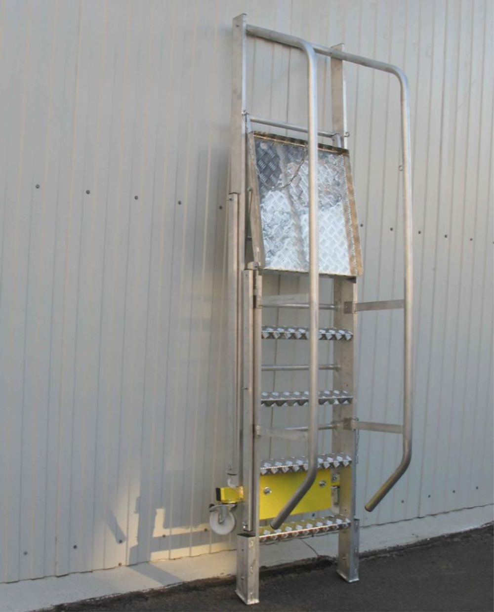 Лестница с платформой компактная MEGAL ЛСПК-1,65 (0,82)