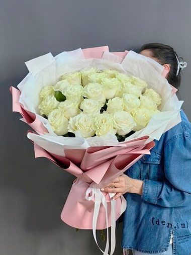 Монобукет с 25 белыми розами сорта "Мондиаль" (Эквадор 60 см)