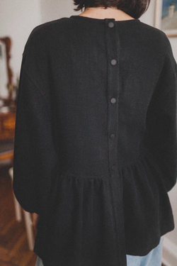 Рубашка с баской и пуговицами на спине из крапивы черного цвета