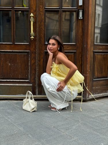 Объемный желтый топ из шифона с брошью