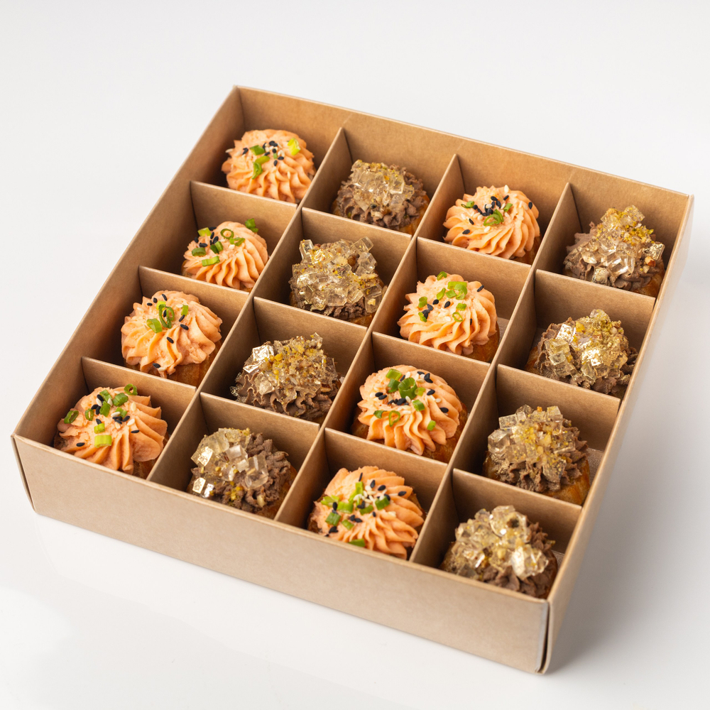 Бокс профитролей с муссом из семги и паштетом из печени цыпленка