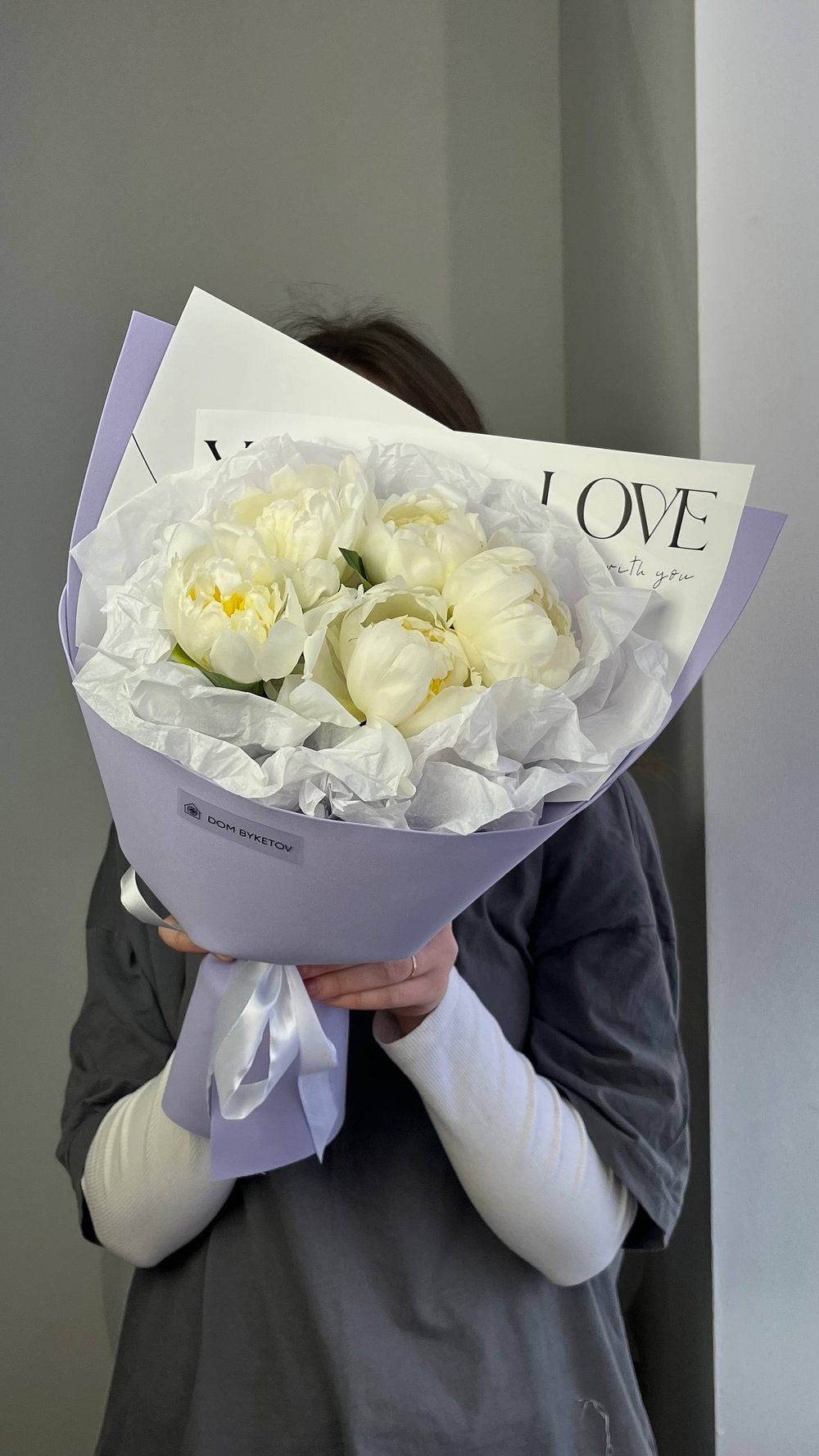 Свежие цветы и премиальный сервис от Дома Букетов. К этому заказу в подарок Вы получите:  - Волшебную подкормку для продления жизни цветов - Инструкцию по уходу за цветами  Каждый наш букет собран и наполнен положительной энергией от наших цветочных фей.