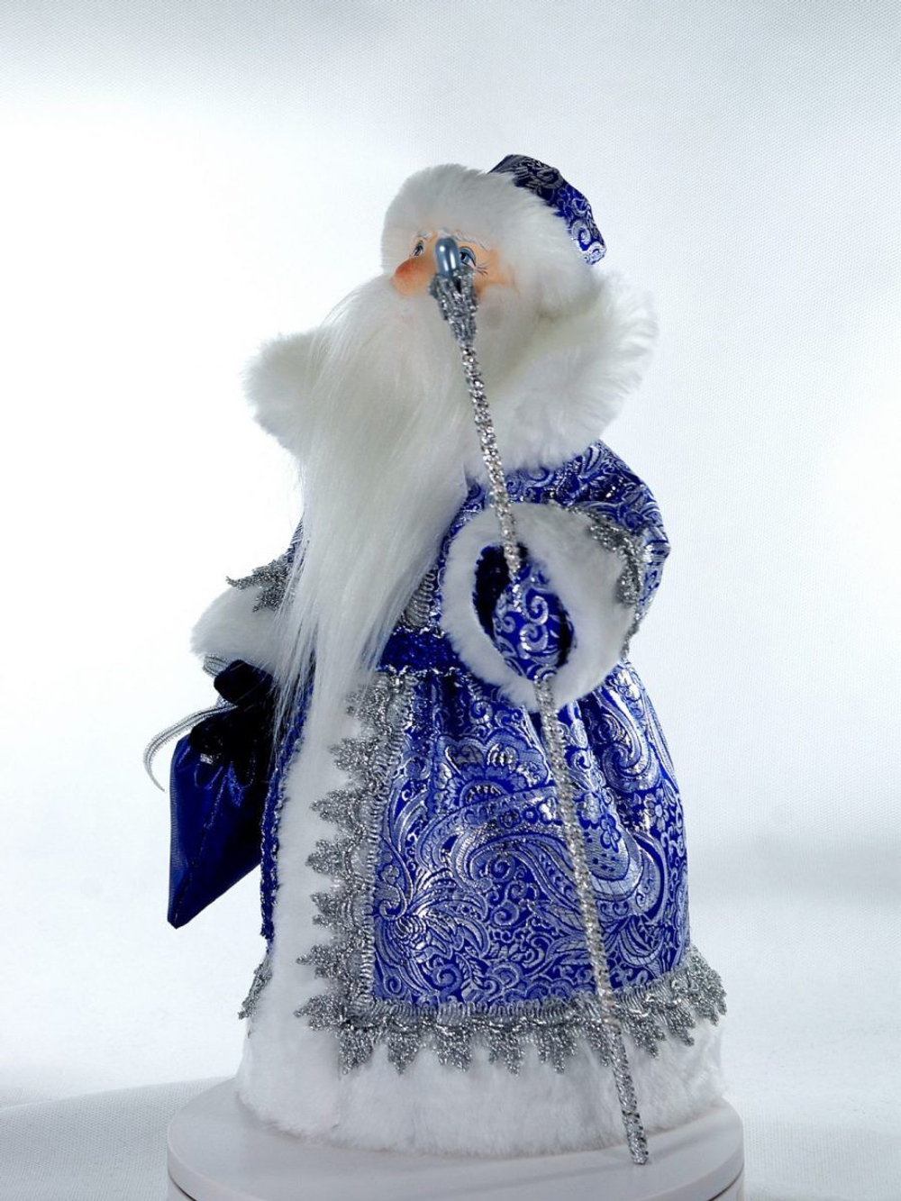 Дед Мороз под елку. Фарфоровая кукла Дедушка Мороз