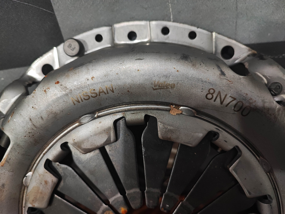 Корзина сцепления Almera Classic (B10), Pulsar (N16)  Новое Оригинал 302108n700