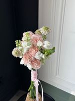 Свадебный букет из розовых диантусов, орнитогалума и маттиолы