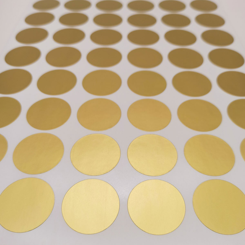 54 штук наклеек золотых круглых без надписей диаметром 30 мм.