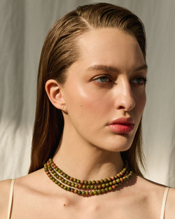 Нить из мукаитовой яшмы