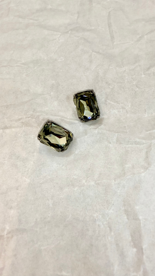 Серьги пусеты серые прямоугольные кристаллы, оттенок графит