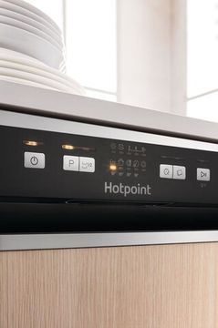 Встраиваемая посудомоечная машина Hotpoint-Ariston HBC 2B19