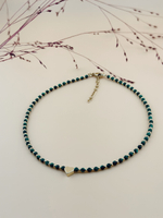 Колье с зелеными шариками и золотым сердечком