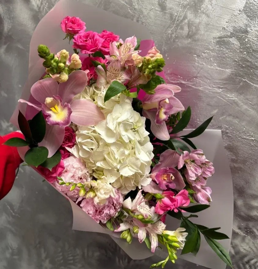 Букет с гортензией, кустовой розой, пионами и орхидеями