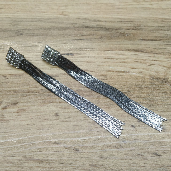 Серьги англ.заст. Bogema квадрат выпуклый из страз 5 х 5 цепочки жгутики металл графитовый