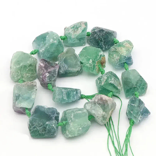 Флюорит необработанные бусины 20-28 мм, на нитке 38 см