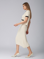 Костюм вязанный белый, юбка трапеция с синим кантом