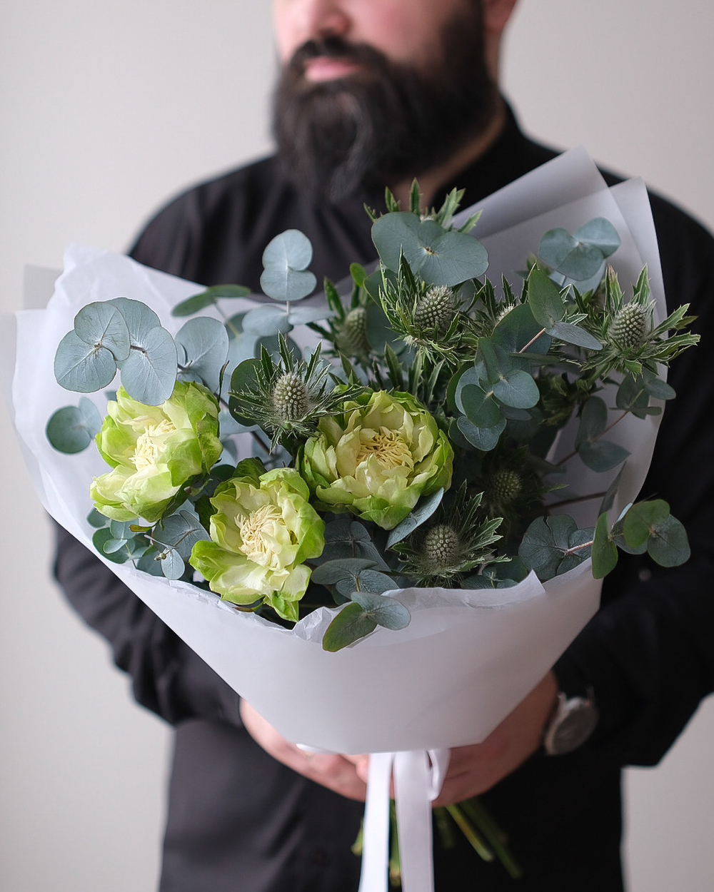 Букет с эрингиумом и пионовидными розами Вегги