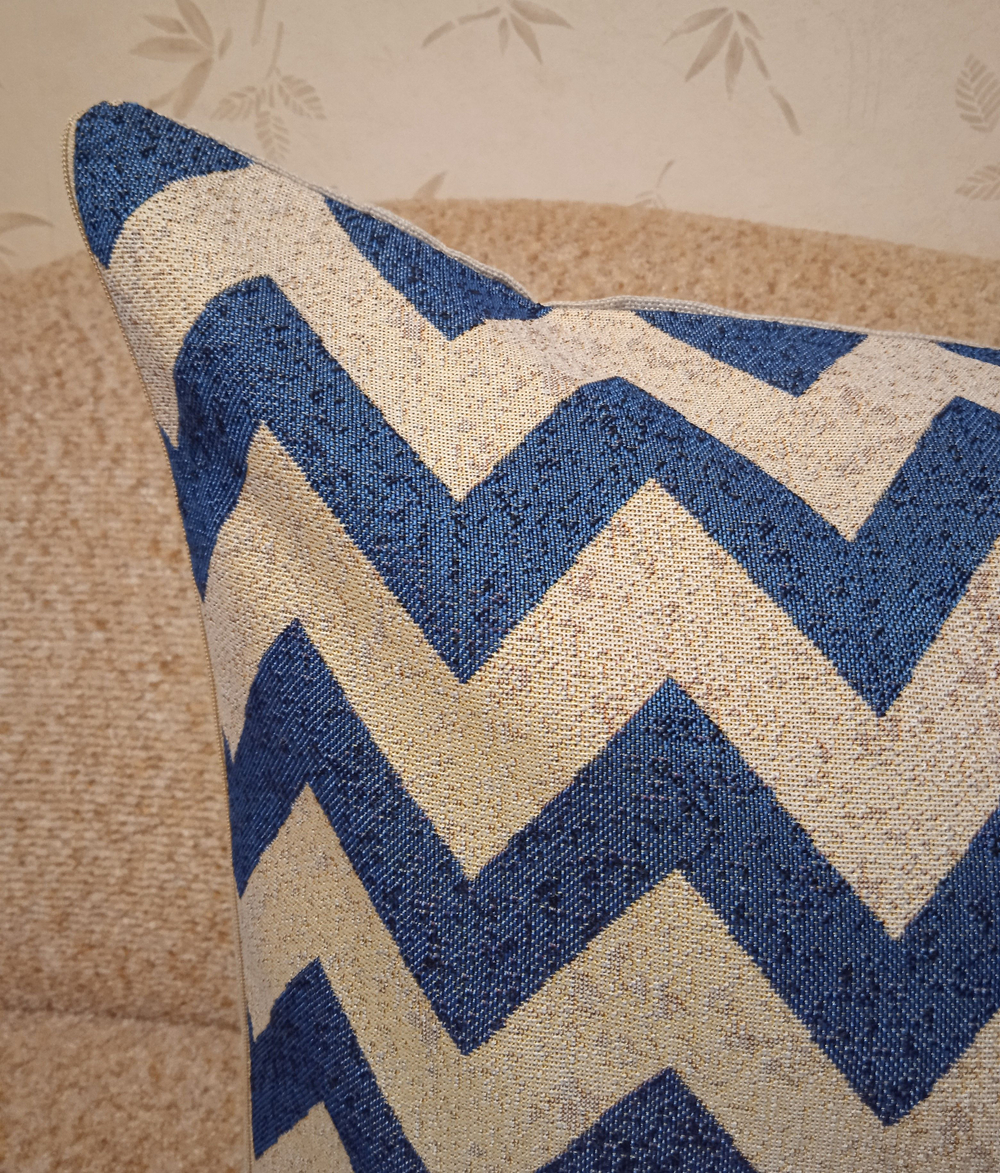 Декоративная гобеленовая наволочка для интерьерной подушки Зигзаг синий 68х47