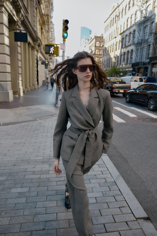 ZARA БЛЕЙЗЕР С ПОДПЛЕЧНИКАМИ И ПОЯСОМ, СЕРО-КОРИЧНЕВЫЙ