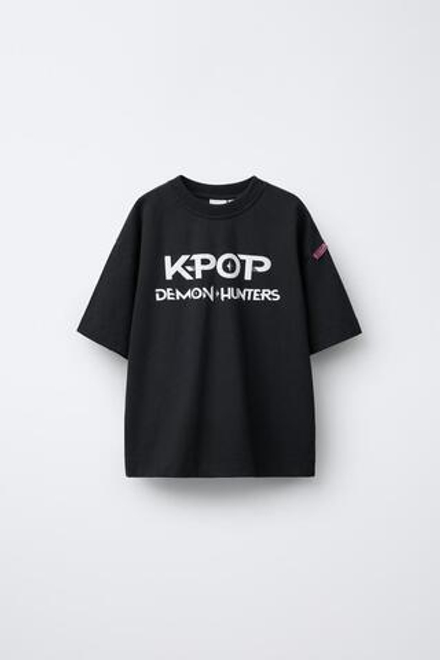 ZARA ФУТБОЛКА С ПРИНТОМ KPOP DEMON HUNTERS™ NETFLIX ©, АНТРАЦИТОВО-СЕРЫЙ