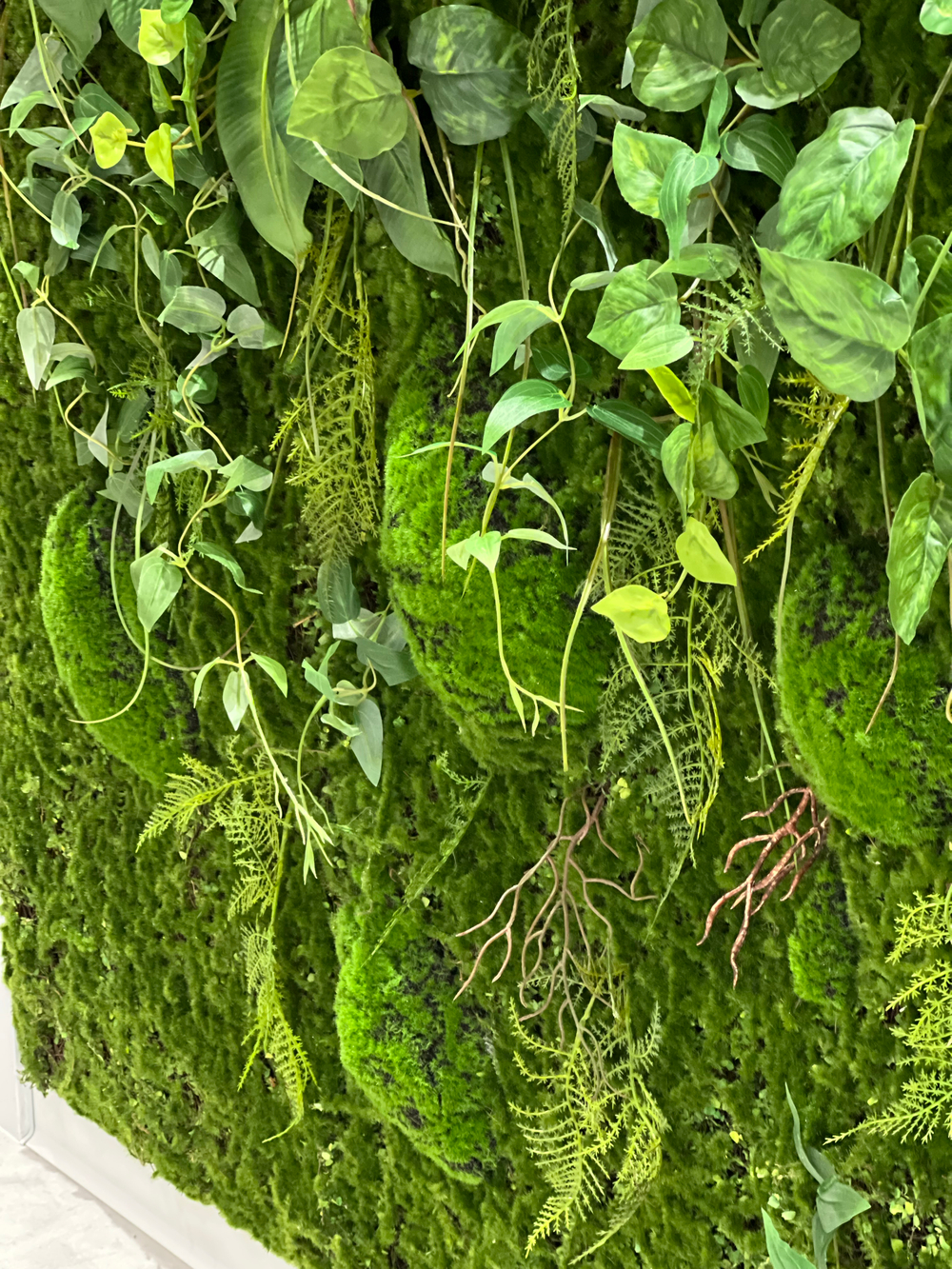 Вертикальное озеленение искусственными растениями и мхом