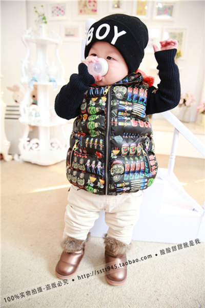 Жилет с контрастным принтом и капюшоном