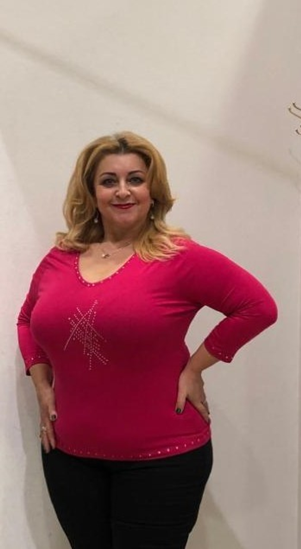 Яркий вискозный блузон с металлическим принтом