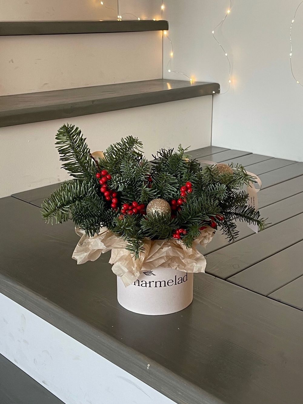 Новогодняя композиция с илексом в коробочке