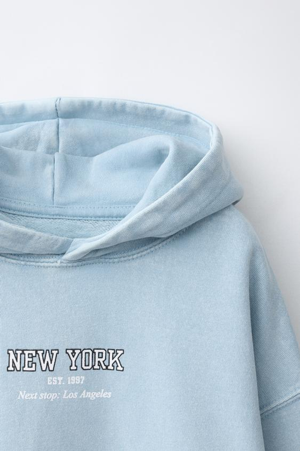 ZARA ХУДИ С КАПЮШОНОМ И НАДПИСЬЮ ИЗ ТКАНИ С ЭФФЕКТОМ ПОТЕРТОСТИ, ГОЛУБОЙ