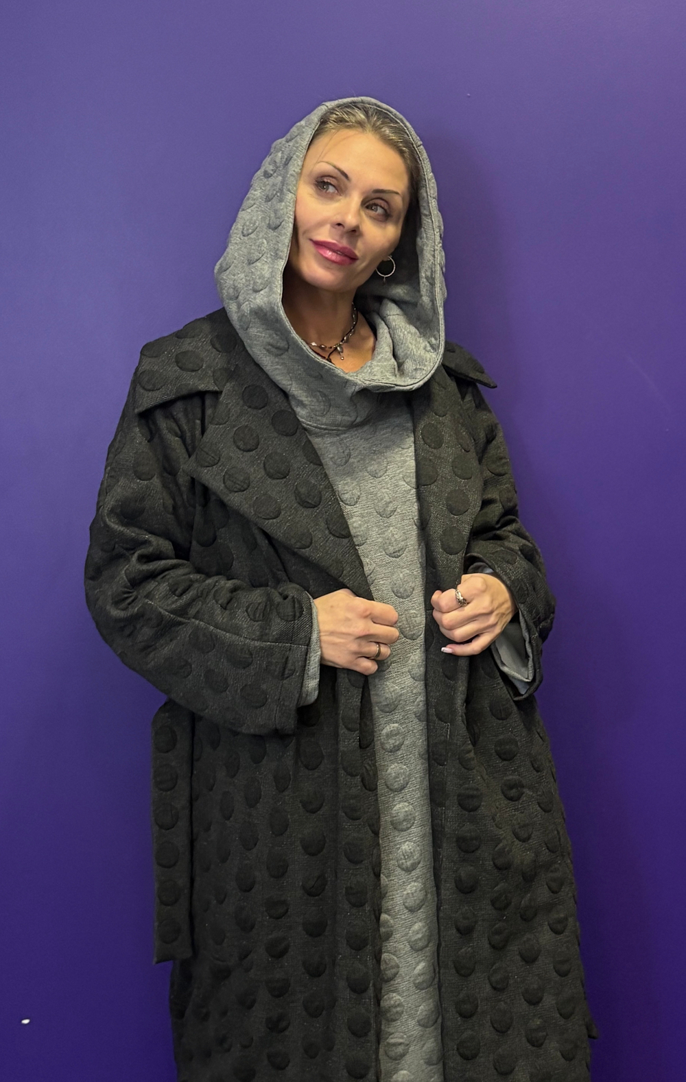 Пальто с поясом / жаккард / черный