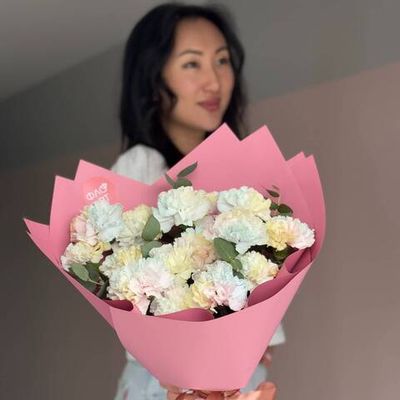 Букет «Фейерверк чувств» — большой букет радужных диантусов