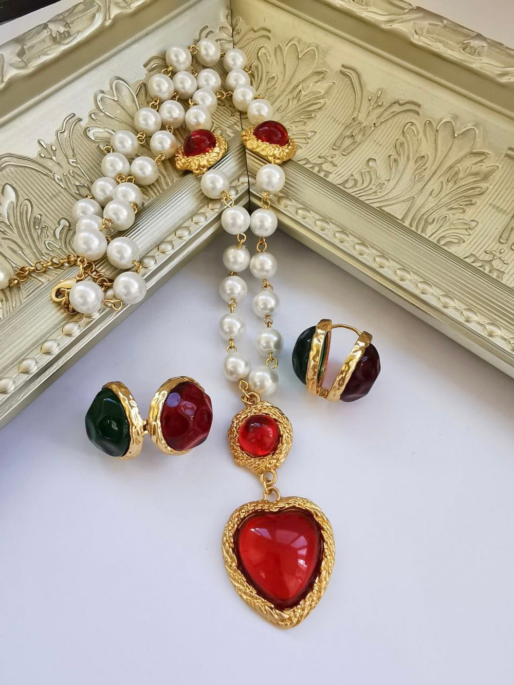 Серьги двухсторонние полусферы с цветными вставками из ювелирной смолы, оттенок золото