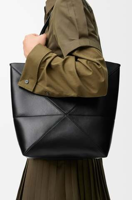 Loewe Средняя складная сумка-тоут Puzzle Fold из блестящей телячьей кожи, черный