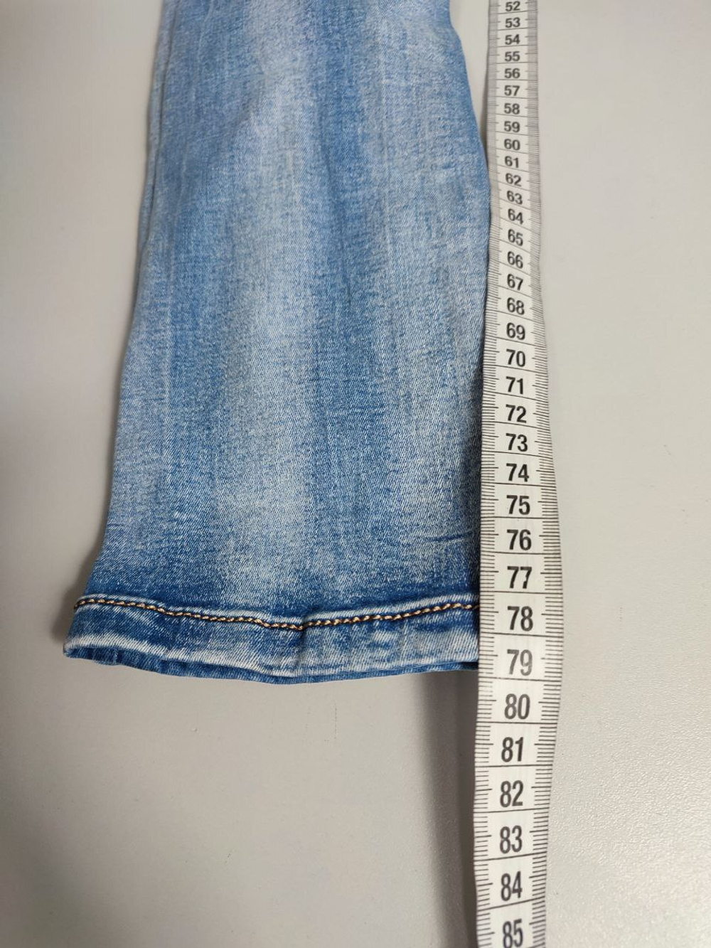 Джинсы "рваные" с бабочками 44 размер