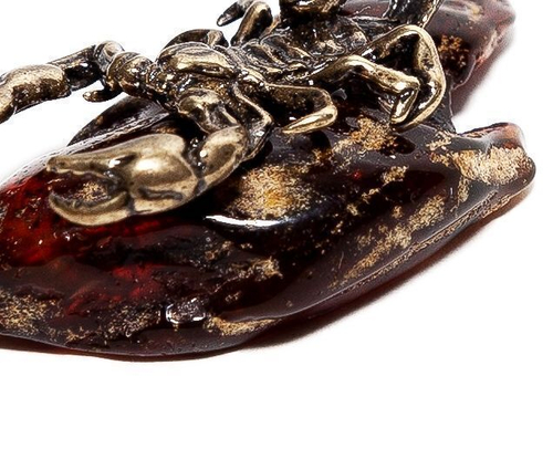 Фигурка с янтарем натуральным цельным - Скорпион. Статуэтка из янтаря цельного