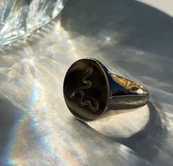 печатка с гравировкой из желтого золота