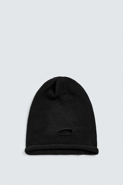 ZARA ТРИКОТАЖНАЯ ШАПКА С ЭФФЕКТОМ РВАНЫХ ДЕТАЛЕЙ, ЧЕРНЫЙ