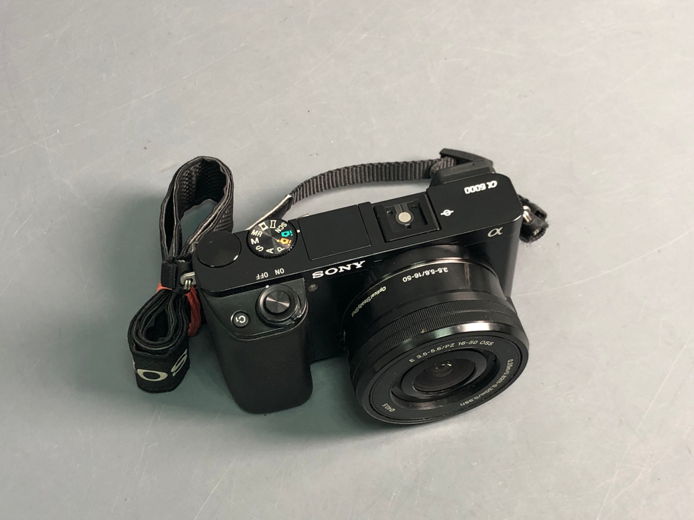 Sony A6000 kit 16-50mm 1.600 кадров