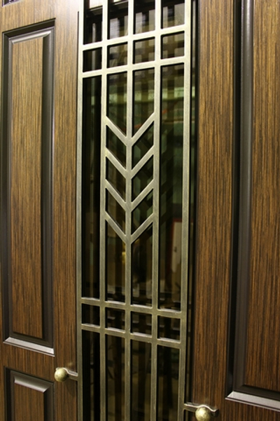 Парадная дверь с двумя боковыми и верхней ставкой со стеклопакетом и ковкой - 1250