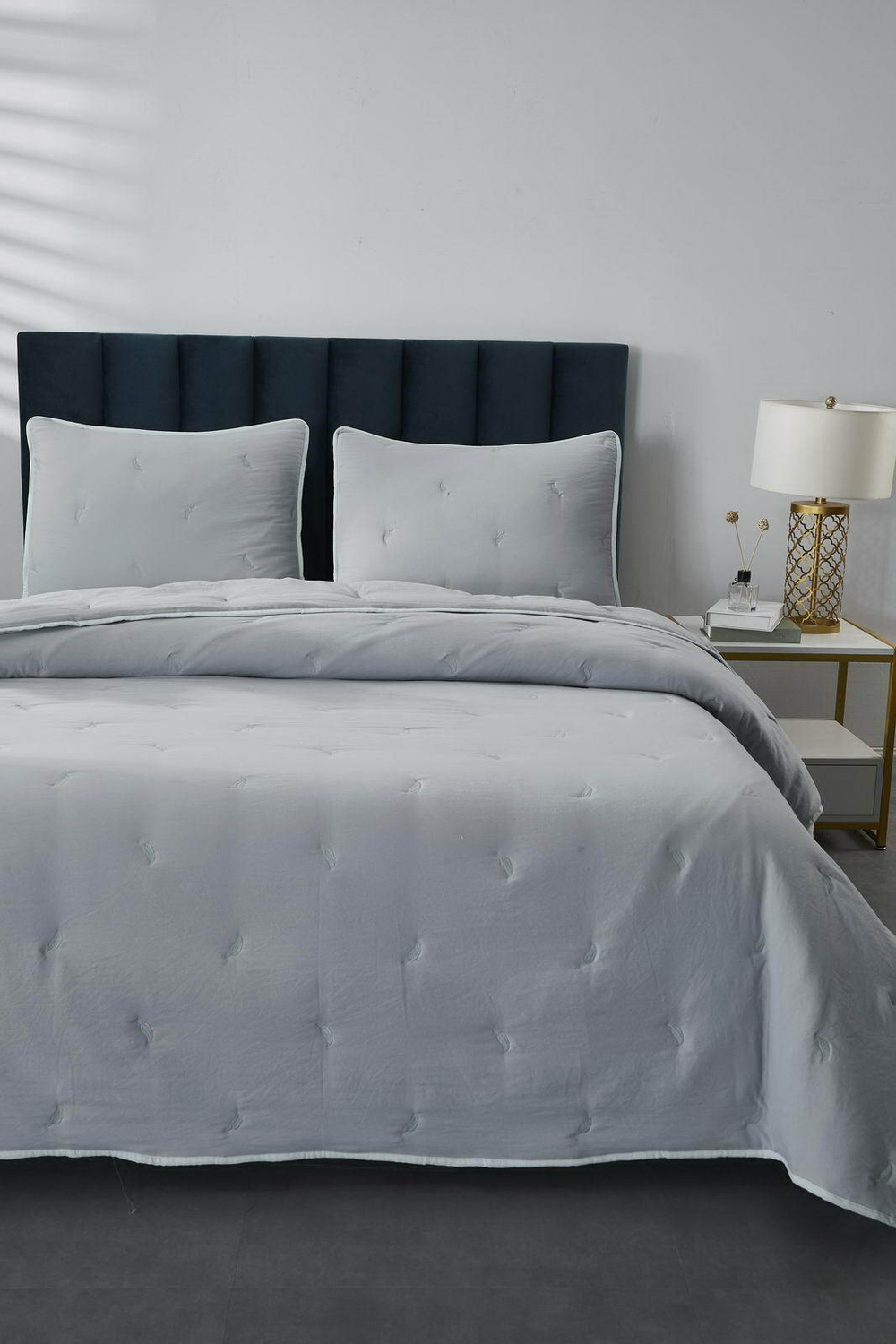 Покрывало 230x250 и 2 наволочки 50х70 Sofi De MarkO Эрика серое