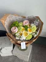 Сборный букет из гортензии, маттиолы, кустовых пионовидных роз, ранункулюсов и вибурнума