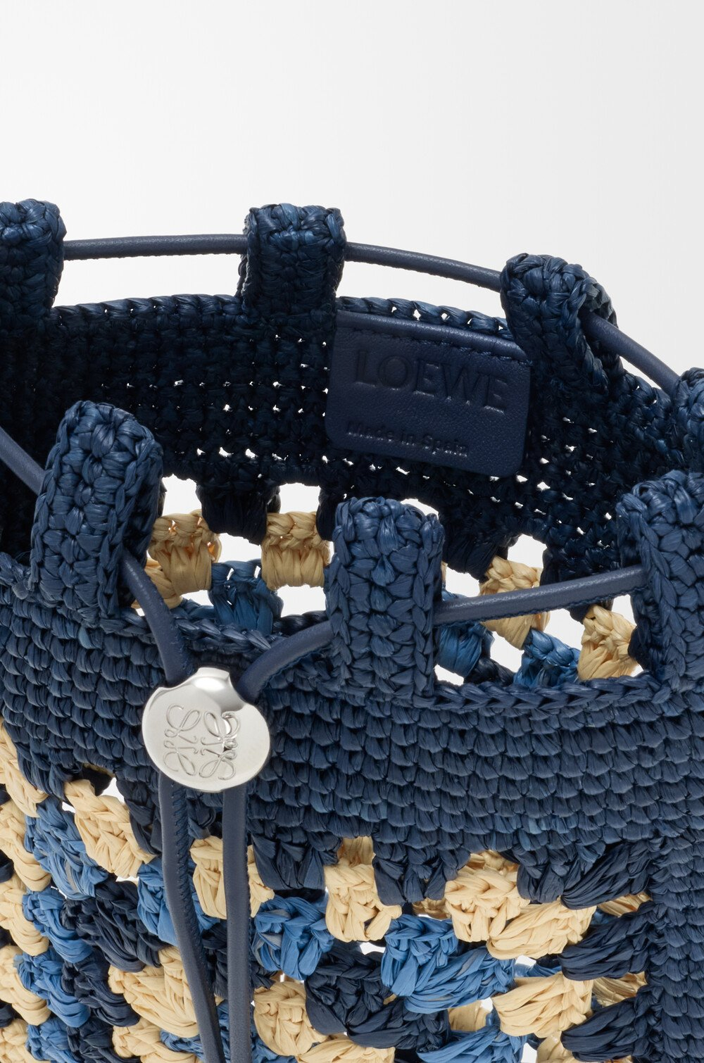 Loewe Сумка-мешок Patch Crochet на шнурке из телячьей кожи и рафии, темно-синий