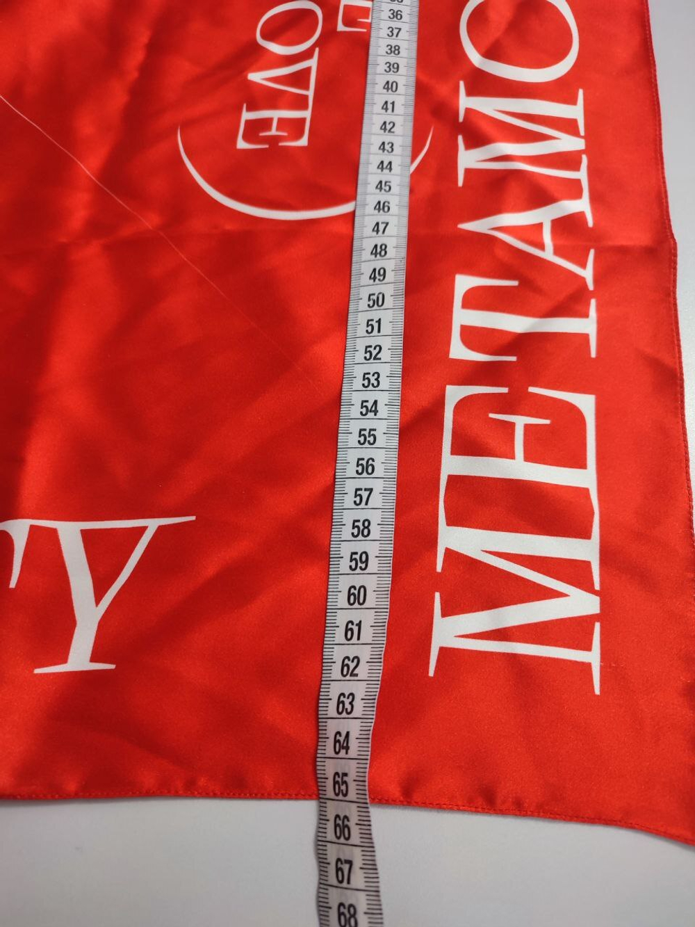 Платок яркого цвета