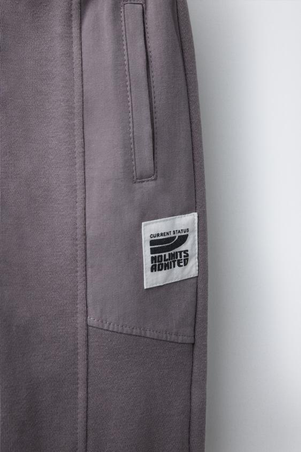 ZARA БРЮКИ С КОНТРАСТНЫМИ ДЕТАЛЯМИ И НАШИВКОЙ, ЦВЕТ МАЛЬВЫ