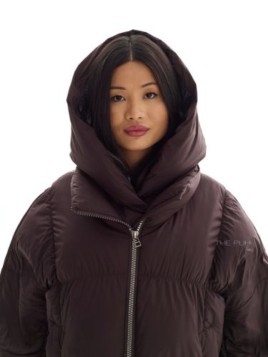 Объемный шоколадный пуховик со съемной манишкой-капюшоном
